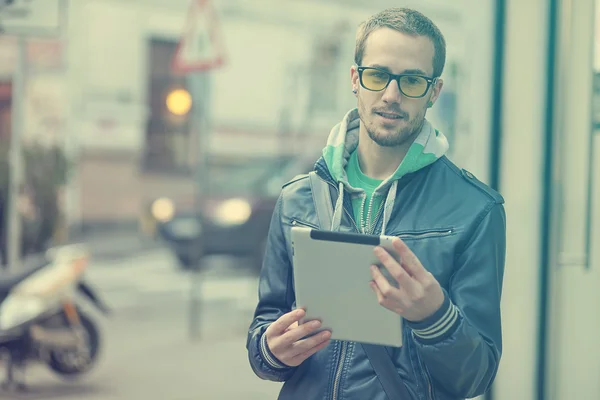 Man On Street Uso Ipad Tablet Computer — Foto Stock