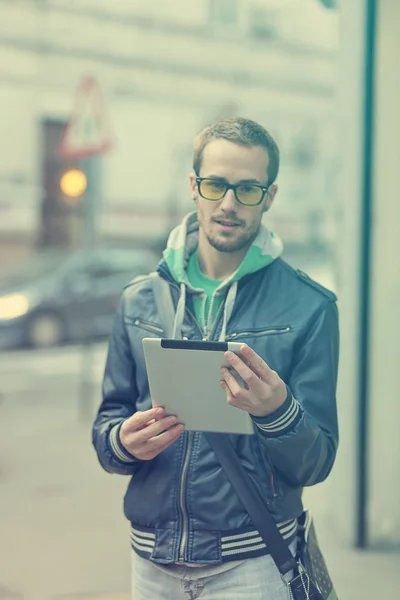 Man On Street Uso Ipad Tablet Computer — Foto Stock