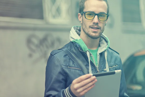 Muž na ulici použít počítač tablet ipad — Stock fotografie
