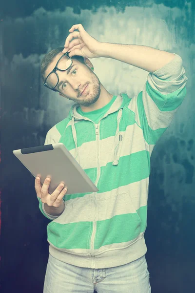 Homem nerd inteligente bonito com computador tablet — Fotografia de Stock