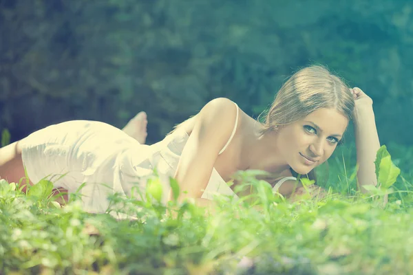 Mujer hermosa acostada en la hierba, descansar en la naturaleza —  Fotos de Stock