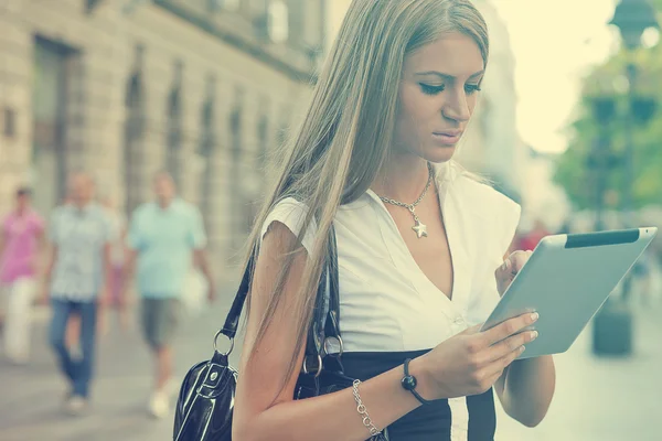 Mujer de negocios con tableta caminando por la calle urbana —  Fotos de Stock