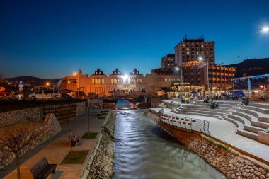 Şehir merkezinde nehir kenarındaki gezinti güvertesi. Novi Pazar, güney Sırbistan kasabası