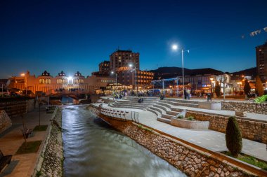 Şehir merkezinde nehir kenarındaki gezinti güvertesi. Novi Pazar, güney Sırbistan kasabası