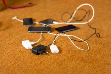 Yerdeki telefon şarj