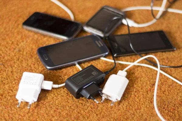 Yerdeki telefon şarj