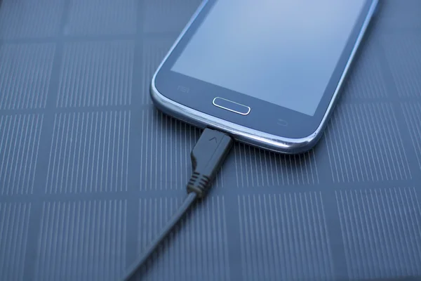 Mobile phone charging with solar energy - charger — Stock Photo, Image