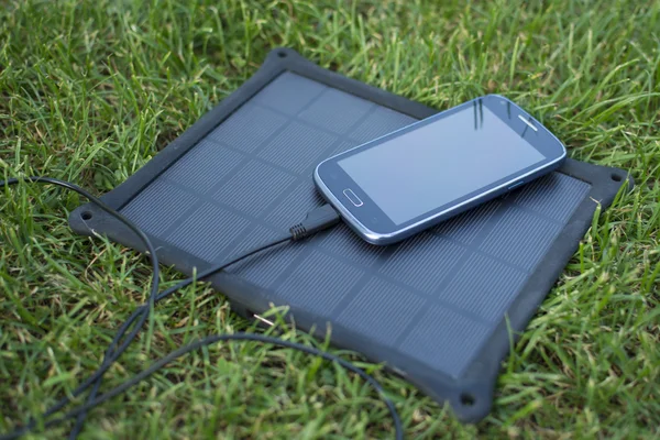 Mobile phone charging with solar energy - charger — Stock Photo, Image