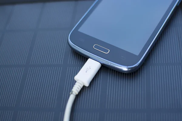 Mobile phone charging with solar energy - charger — Stock Photo, Image