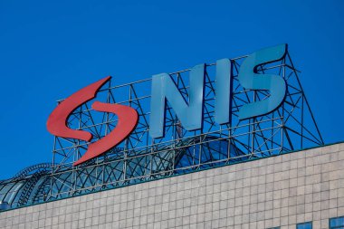 Novi Sad, Sırbistan - 1 Kasım 2025: Gazprom Neft NIS Petrol Rafineri LOGO Novi Sad 'daki Şirket Ofisi Binasında.