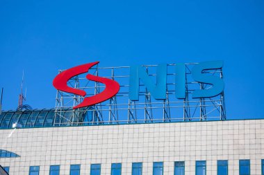 Novi Sad, Sırbistan - 1 Kasım 2025: Gazprom Neft NIS Petrol Rafineri LOGO Novi Sad 'daki Şirket Ofisi Binasında.