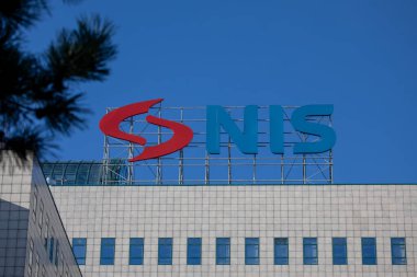 Novi Sad, Sırbistan - 1 Kasım 2025: Gazprom Neft NIS Petrol Rafineri LOGO Novi Sad 'daki Şirket Ofisi Binasında.