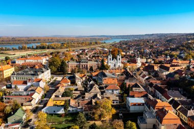 Sonbaharda Sremski Karlovci, insansız hava aracı perspektifi