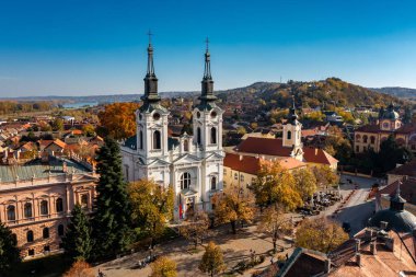Sonbaharda Sremski Karlovci, insansız hava aracı perspektifi