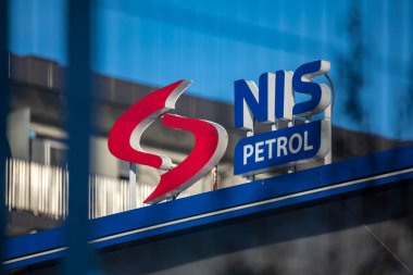 Valthe, Sırbistan - 10 Aralık 2025: NIS benzin istasyonu. Sırbistan 'ın NIS Petrol Petrol Sanayii Sırbistan' daki en büyük petrol arıtma şirketi
