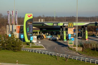 Ub, Sırbistan - 29 Aralık 2025: Milos Veliki ner Ub otoyolundaki Moll benzin istasyonu, Sırbistan