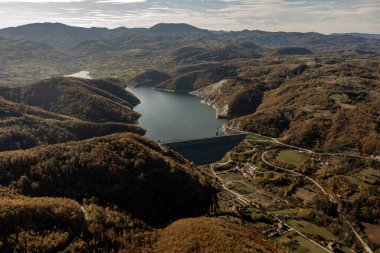 Jablanica nehri üzerindeki Suni Baraj Stubo Rovni, Sırbistan 'ın Valthe kenti yakınlarında, insansız hava aracı görüşü