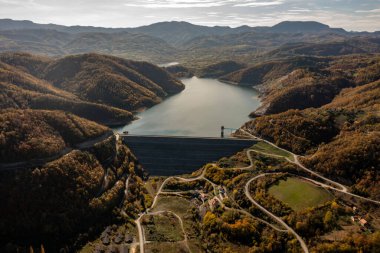 Jablanica nehri üzerindeki Suni Baraj Stubo Rovni, Sırbistan 'ın Valthe kenti yakınlarında, insansız hava aracı görüşü