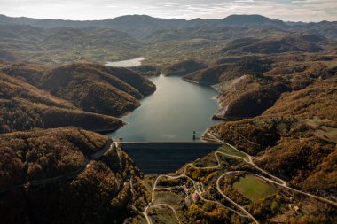 Jablanica nehri üzerindeki Suni Baraj Stubo Rovni, Sırbistan 'ın Valthe kenti yakınlarında, insansız hava aracı görüşü