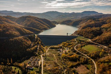 Jablanica nehri üzerindeki Suni Baraj Stubo Rovni, Sırbistan 'ın Valthe kenti yakınlarında, insansız hava aracı görüşü