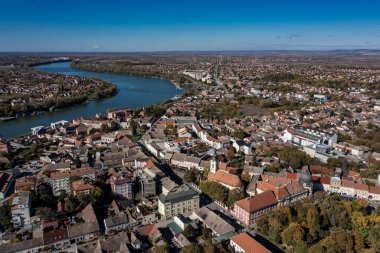 Sirmium, Sremska Mitrovica, Sava Nehri 'nin sol kıyısında yer alan Avrupa' nın en eski kentlerinden biridir. Sırbistan ve Avrupa 'daki kentin insansız hava aracı görüntüleri