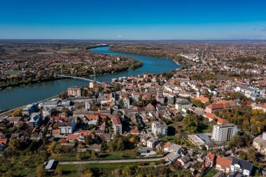 Sirmium, Sremska Mitrovica, Sava Nehri 'nin sol kıyısında yer alan Avrupa' nın en eski kentlerinden biridir. Sırbistan ve Avrupa 'daki kentin insansız hava aracı görüntüleri