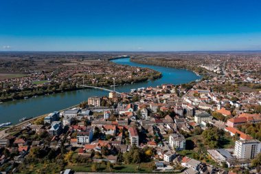 Sirmium, Sremska Mitrovica, Sava Nehri 'nin sol kıyısında yer alan Avrupa' nın en eski kentlerinden biridir. Sırbistan ve Avrupa 'daki kentin insansız hava aracı görüntüleri