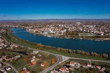 Sirmium, Sremska Mitrovica, Sava Nehri 'nin sol kıyısında yer alan Avrupa' nın en eski kentlerinden biridir. Sırbistan ve Avrupa 'daki kentin insansız hava aracı görüntüleri