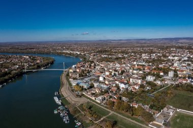 Sirmium, Sremska Mitrovica, Sava Nehri 'nin sol kıyısında yer alan Avrupa' nın en eski kentlerinden biridir. Sırbistan ve Avrupa 'daki kentin insansız hava aracı görüntüleri