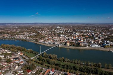 Sirmium, Sremska Mitrovica, Sava Nehri 'nin sol kıyısında yer alan Avrupa' nın en eski kentlerinden biridir. Sırbistan ve Avrupa 'daki kentin insansız hava aracı görüntüleri