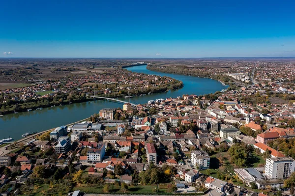 Sirmium, Sremska Mitrovica, Sava Nehri 'nin sol kıyısında yer alan Avrupa' nın en eski kentlerinden biridir. Sırbistan ve Avrupa 'daki kentin insansız hava aracı görüntüleri