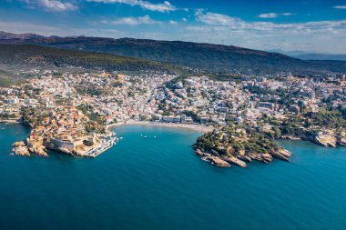 Ulcinj ve İHA, Karadağ 'daki Adriyatik Denizi üzerindeki eski kent ve popüler seyahat merkezinin panoramasına bakıyorlar