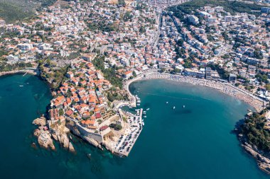 Ulcinj ve İHA, Karadağ 'daki Adriyatik Denizi üzerindeki eski kent ve popüler seyahat merkezinin panoramasına bakıyorlar