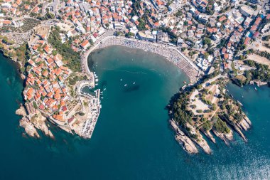 Ulcinj ve İHA, Karadağ 'daki Adriyatik Denizi üzerindeki eski kent ve popüler seyahat merkezinin panoramasına bakıyorlar
