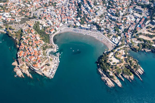 Ulcinj ve İHA, Karadağ 'daki Adriyatik Denizi üzerindeki eski kent ve popüler seyahat merkezinin panoramasına bakıyorlar