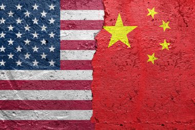 Amerika Birleşik Devletleri Çin 'e karşı - Sol tarafta ABD bayrağı ve sağ tarafta Çin bayrağı ile boyanmış beton duvar