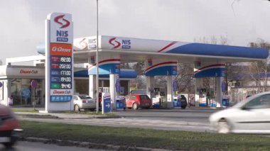 Valthe, Sırbistan - 31 Aralık 2025: NIS benzin istasyonu. Sırbistan 'ın NIS Petrol Petrol Sanayii Sırbistan' daki en büyük petrol arıtma şirketi