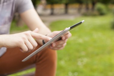 Adam haber okuma tablet kullanmak ve sosyal ağlar üzerinde iletişim