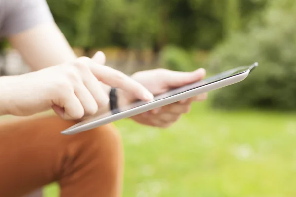 Człowiek za pomocą tabletu czytanie wiadomości i komunikować się w serwisach społecznościowych — Zdjęcie stockowe