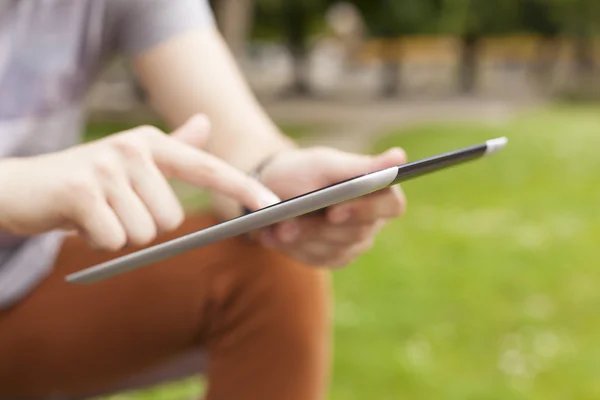 Hombre uso tableta leer noticias y comunicarse en las redes sociales —  Fotos de Stock