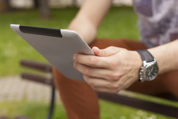 Homem usar tablet ler notícias e se comunicar em redes sociais — Fotografia de Stock