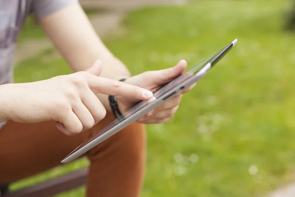 Mann nutzt Tablet beim Lesen von Nachrichten und kommuniziert in sozialen Netzwerken — Stockfoto