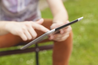 Adam haber okuma tablet kullanmak ve sosyal ağlar üzerinde iletişim