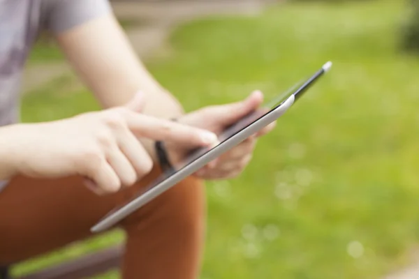 Homem com tablet ler notícias e se comunicar em redes sociais — Fotografia de Stock