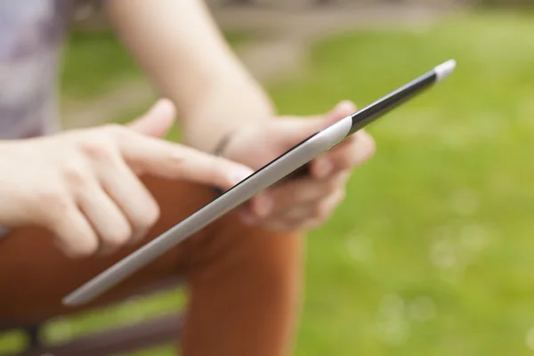 Homem usar tablet ler notícias e se comunicar em redes sociais — Fotografia de Stock