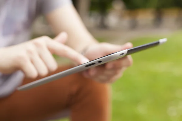 Mann nutzt Tablet beim Lesen von Nachrichten und kommuniziert in sozialen Netzwerken — Stockfoto