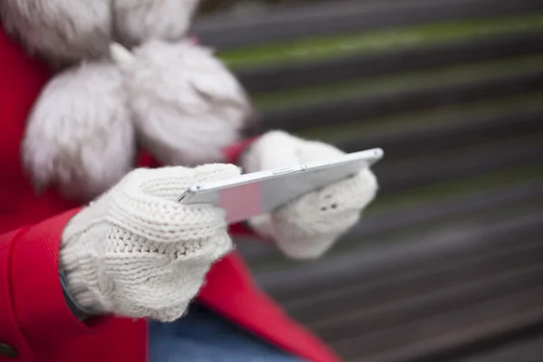 Téléphone portable dans les mains avec lueur, temps froid — Photo