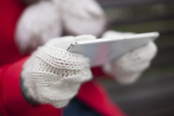 Mobiltelefon i händerna med glowes, kallt väder — Stockfoto