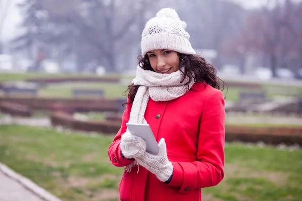 Vackra leende kvinna med smartphone i park — Stockfoto