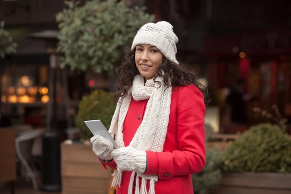 Mujer con guantes de lana sostienen el teléfono inteligente — Foto de Stock